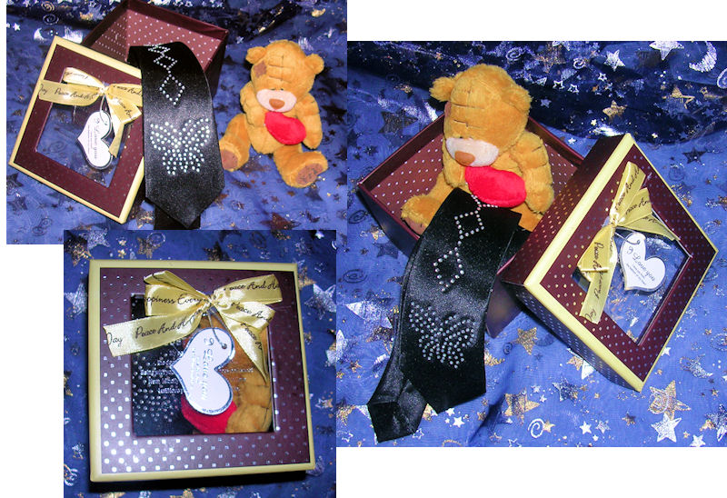 Шелковый галстук с металлическими стразиками в форме бабочки. Подарочная праздничная упаковка + медвежонок с сердцем.