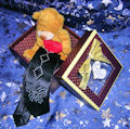 Шелковый галстук с металлическими стразиками в форме бабочки. Подарочная праздничная упаковка + медвежонок с сердцем.